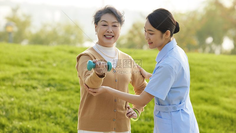 护工与护工：揭秘养老护理中的角色差异