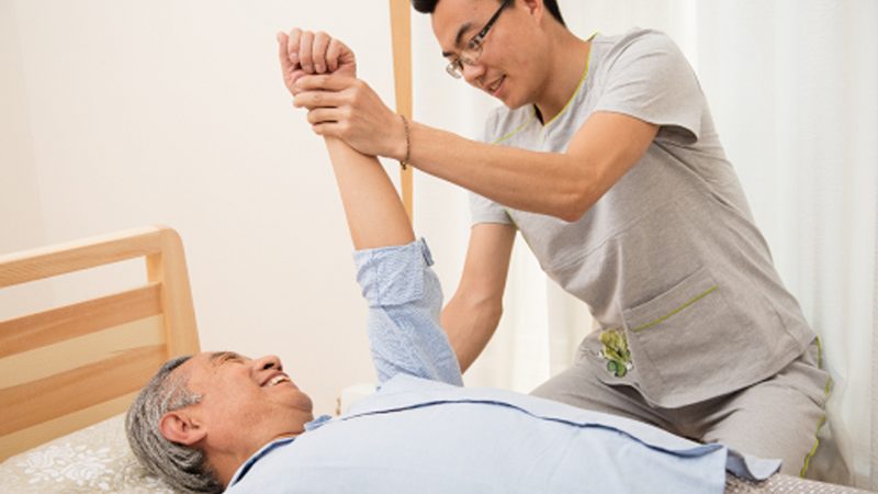 想要申请老年人助餐补贴，首先需要满足以下条件：
