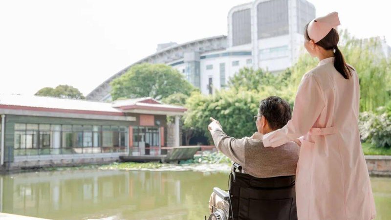 护工费用一年涨三成，2025年请人到底要花多少钱